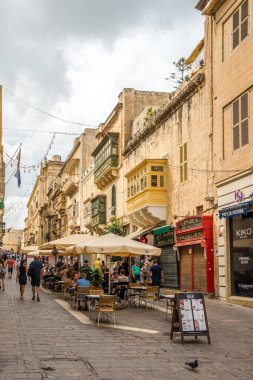 VALETTA, MALTA - 6 Ekim 2021 Valetta sokaklarında. Valetta Malta 'nın başkentidir..