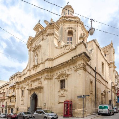 VALETTA, MALTA - 6 Ekim 2021 - Valetta sokaklarındaki Agios Nikolaos Kilisesi manzarası. Valetta Malta 'nın başkentidir..