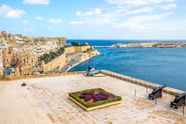 VALETTA, MALTA - 7 Ekim 2021 - Selamlama Bataryası 'ndan Valetta' nın kıyı şeridine bakın. Valetta Malta 'nın başkentidir..