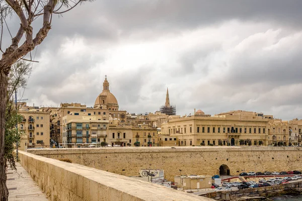 瓦莱塔 Malta 2021年10月6日 从圣埃尔莫湾俯瞰瓦莱塔 瓦莱塔是马耳他的首都 — 图库照片