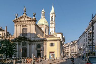 MİLAN, İtalya - 22 Mart 2022 - Milano sokaklarındaki San Giorgio al Palazzo Kilisesi 'ne bakın. Milan İtalya 'nın kuzeyinde, Lombardiya' nın başkenti..