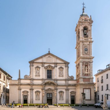 MİLAN, İTALYA - 22 Mart 2022 - Milano sokaklarındaki Aziz Stephan Bazilikası 'na bakın. Milan İtalya 'nın kuzeyinde, Lombardiya' nın başkenti..