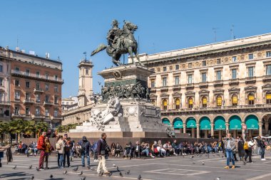 MILAN, İtalya - 22 Mart 2022 - Milano 'daki Duomo Place' de Vittorio Emanuele Anıtı. Milan İtalya 'nın kuzeyinde, Lombardiya' nın başkenti..