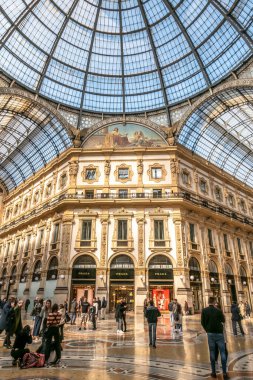 MILAN, İtalya - 22 Mart 2022 Milano 'daki Vittorio Emanuele Galerisi' nde. Milan İtalya 'nın kuzeyinde, Lombardiya' nın başkenti..