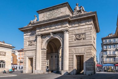 MILAN, İtalya - 22 Mart 2022 - Milano sokaklarındaki Garibaldi Kemeri 'ne bakın. Milan İtalya 'nın kuzeyinde, Lombardiya' nın başkenti..