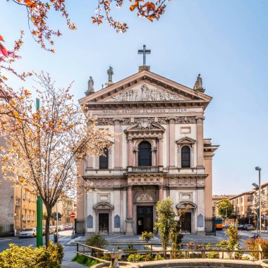 MİLAN, İTALYA - 22 Mart 2022 - Milan sokaklarındaki Aziz Anthony Bazilikası 'na bakın. Milan İtalya 'nın kuzeyinde, Lombardiya' nın başkenti..