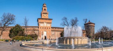 MILAN, İtalya - 22 Mart 2022 - Milan 'daki Sforzesco Sarayı Kulesi ile çeşmenin panoramik manzarası. Milan İtalya 'nın kuzeyinde, Lombardiya' nın başkenti..