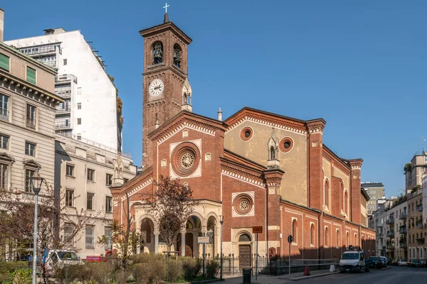 MİLAN, İTALYA - 22 Mart 2022 - Milan sokaklarındaki Saint Eufemia Bazilikası 'na bakın. Milan İtalya 'nın kuzeyinde, Lombardiya' nın başkenti..