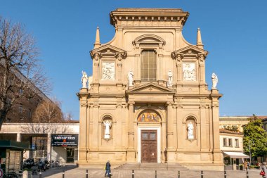 BERGAMO, İtalya - 23 Mart 2022 - Bergamo sokaklarındaki Saint Bartomlomeo kilisesine bakın. Bergamo kuzey İtalya 'nın Alp Lombardiya bölgesinde bir şehirdir..
