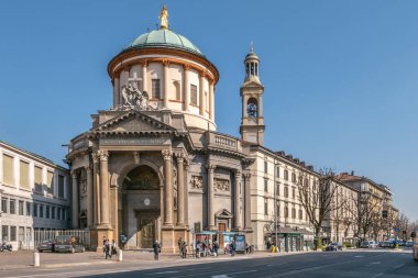 BERGAMO, İtalya - 23 Mart 2022 - Bergamo sokaklarındaki Santa Maria Annuziata Kilisesi 'nde görüş. Bergamo kuzey İtalya 'nın Alp Lombardiya bölgesinde bir şehirdir..