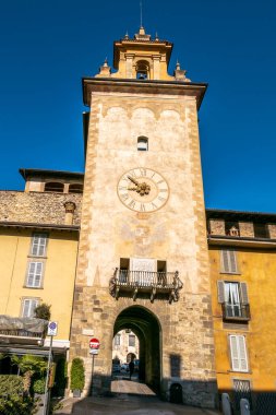 İtalya 'da Bergamo Alta caddelerindeki çan kulesinin manzarası