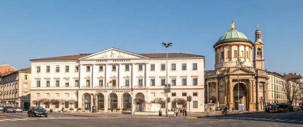 BERGAMO, İtalya - 23 Mart 2022 - Bergamo sokaklarına panoramik manzara. Bergamo kuzey İtalya 'nın Alp Lombardiya bölgesinde bir şehirdir..