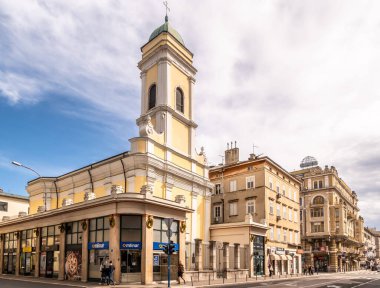 RIJEKA, CROATIA - 24 Nisan 2022 - Rijeka sokaklarındaki Saint Nicolas Kilisesi 'ne bakın. Rijeka, Hırvatistan 'ın başlıca limanı ve üçüncü büyük kenti..