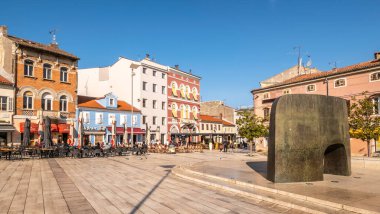 POREC, CROATIA - 25 Nisan 2022 - Porec 'teki pazar yerinde görüş. Porec, Hırvatistan 'ın Istria ilinin Istria yarımadasının batı kıyısında yer alan bir şehir ve belediyedir..