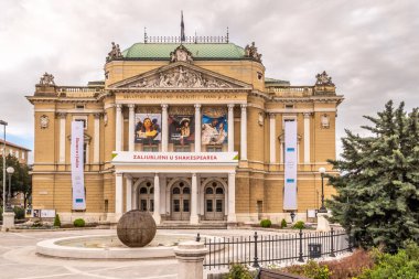 RIJEKA, CROATIA - 24 Nisan 2022 - Rijeka sokaklarındaki Hırvat Ulusal Tiyatrosu 'nda görülüyor. Rijeka, Hırvatistan 'ın başlıca limanı ve üçüncü büyük kenti..