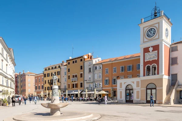 Rovinj Kroatien April 2022 Uhrturm Und Brunnen Auf Dem Marktplatz — Stockfoto