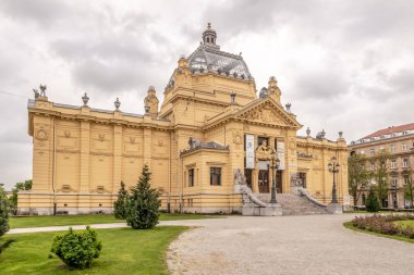 ZAGREB, CROATIA - 27 Nisan 2022 - Zagreb sokaklarındaki Sanat Pavilonu Binası 'na bakın. Zagreb Hırvatistan 'ın başkenti ve en büyük şehridir..