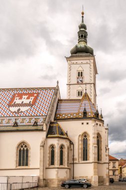 ZAGREB, CROATIA - 26 Nisan 2022 - Zagreb 'deki St. Mark kilisesinde manzara. Zagreb Hırvatistan 'ın başkenti ve en büyük şehridir..