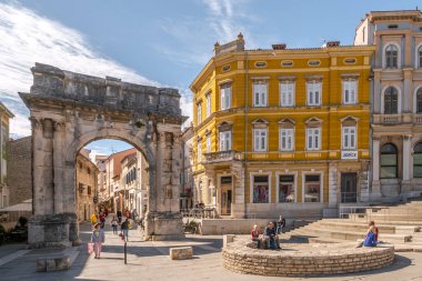 PULA, CROATIA - 25 Nisan 2022 - Pula sokaklarındaki Sergii kemerine bakın. Pula, Hırvatistan 'ın Istria ilinin en büyük kentidir..