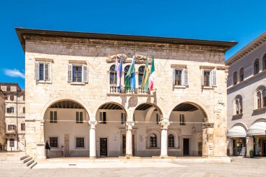 PULA, CROATIA - 25 Nisan 2022 - Pula Belediye Binası 'na bakın. Pula, Hırvatistan 'ın Istria ilinin en büyük kentidir..