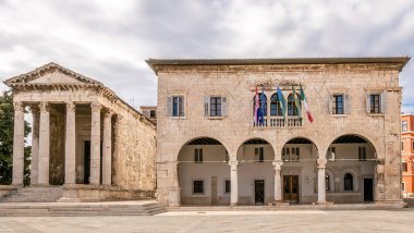 Hırvatistan 'ın Pula kentindeki Augustus Tapınağı ve Ciy Hall kalıntılarına bakın