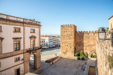 CACERES, SPAIN - 24 Mayıs 2022 - Bujaco kulesi ve Caceres Belediye Binası 'nın olduğu belediye binasına bakın. Caceres İspanya 'nın otonom bölgelerinden biri olan Extremadura' da bulunan bir şehirdir..