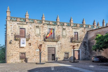 CACERES, İspanya - 24 Mayıs 2022 - Caceres caddelerindeki Müze binasına bakın. Caceres İspanya 'nın otonom bölgelerinden biri olan Extremadura' da bulunan bir şehirdir..