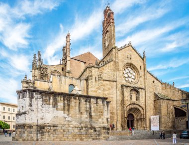 PLASENCIA, İspanya - 24 Mayıs 2022 Plasencia sokaklarındaki Nova Katedrali Müzesi 'ne bakın. Plasencia, İspanya 'nın batısında yer alan bir pazar şehridir..