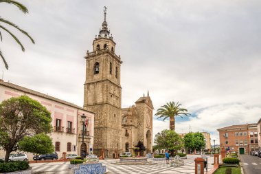 TALAVERA, İspanya - 24 Mayıs 2022 Talavera de la Reina 'da Santa Maria Kilisesi ile birlikte Belediye Başkanı' na bakın. Talavera de la Reina İspanya 'da bir şehirdir..