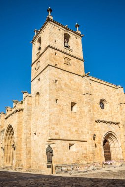 İspanya 'nın Caceres caddelerindeki Santa Maria Katedrali' nin çan kulesine bakın.