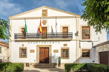 ALCANTARA, İSPA - 25 Mayıs 2022 - Alcantara belediye binasında görüş. Alcantara, İspanya 'nın Ekstremadura eyaletinin Caceres eyaletine bağlı bir belediyedir..