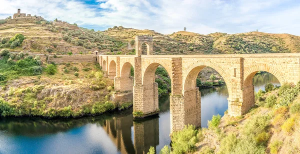 Vista Panorâmica Antiga Ponte Romana Sobre Rio Tajo Alcantara Espanha — Fotografia de Stock