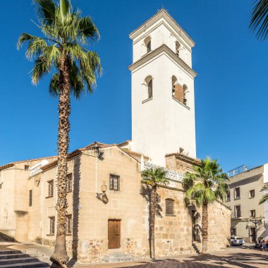 Meridya, İspanya - 25 Mayıs 2022 - Merida 'daki Santa Maria Katedrali' ne bakın. Merida, İspanya 'nın Badajoz ili' ne bağlı bir şehirdir..