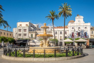 Meridya, İspanya - 25 Mayıs 2022 - Merida 'daki Espana Meydanı' ndaki Çeşme 'ye bakın. Merida, İspanya 'nın Badajoz ili' ne bağlı bir şehirdir..