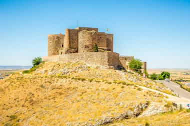 Consuegra, İspanya - 26 Mayıs 2022 - Consuegra kasabası yakınlarındaki Teh La Muela kalesinde görüş. Orta Çağ 'da Knights Hastanesi' nin kalesiydi..