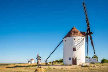 MOTA DEL CUERVO, İSPAN - 27 Mayıs 2022 Mota del Cuervo bölgesindeki Yel Değirmenleri 'ne bakın. Mota del Cuervo İspanya 'nın Cuenca eyaletinde yer alan bir belediyedir.
