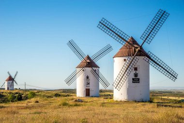 MOTA DEL CUERVO, İSPAN - 27 Mayıs 2022 Mota del Cuervo bölgesindeki Yel Değirmenleri 'ne bakın. Mota del Cuervo İspanya 'nın Cuenca eyaletinde yer alan bir belediyedir.