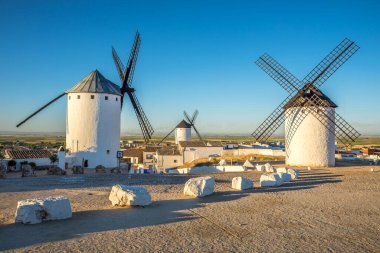 Campo de Criptana bölgesindeki yel değirmenlerine bakın. 