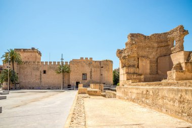 İspanya 'da Elche sokaklarında antik kalıntıları olan Altamira Sarayı