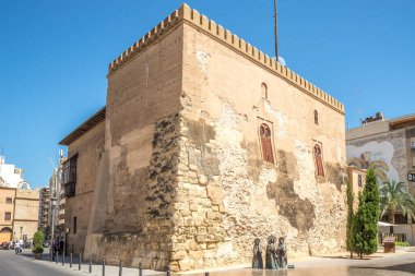 ELCHE, SPAIN - 27 Mayıs 2022 - Elche sokaklarındaki Calahorra kulesine bakın. Elche, İspanya 'nın Alicante eyaletine bağlı bir şehirdir..