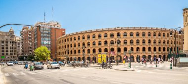 VALENCIA, İspanya - Mayıs 28,2022 - Valencia sokaklarındaki Bullring binasına bakın. Valencia aynı adı taşıyan ilin başkentidir..