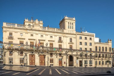 ALCOY, SPAIN - Mayıs 28,2022 - Alcoy sokaklarındaki belediye binasına bakın. Alcoy İspanya 'nın Valensiya Bölgesi' nde bulunan bir sanayi ve üniversite şehridir.. 