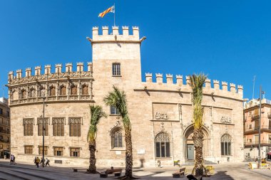 VALENCIA, İspanya - 28 Mayıs 2022 - Valencia sokaklarındaki Llotja de la Seda Sarayı 'na bakın. Valencia aynı adı taşıyan ilin başkentidir..