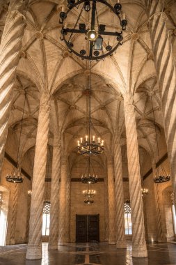 VALENCIA, İspanya - Mayıs 28,2022 - Valencia sokaklarında Llotja de la Seda 'nın iç kesimine bakın. Valencia aynı adı taşıyan ilin başkentidir..