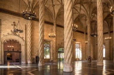 VALENCIA, İSPA - 28 Mayıs 2022 Valencia sokaklarındaki Llotja de la Seda 'nın sütun salonunda görüldü. Valencia aynı adı taşıyan ilin başkentidir..