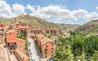 CUENCA, İspanya - Mayıs 29,2022 - Cuenca Belediye Binası 'nın olduğu yere bakın. Cuenca, İspanya 'nın Kastilla La Mancha özerk bölgesinde bulunan bir şehirdir..