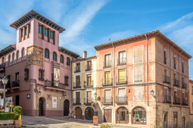 SIGUENZA, SPAIN - 30 Mayıs 2022 - Siguenza sokaklarındaki Santa Maria Katedrali ve Evleri. Siguenza, İspanya 'nın Kastilya Bölgesi' nde yer alan bir şehirdir..