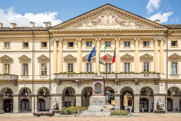 İtalya 'daki Aosta Belediye Binası' nın manzarası