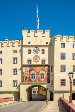 Wasserburg am Inn 'deki Kızıl Köprü' den Brucktor Kapısı 'na bakın.