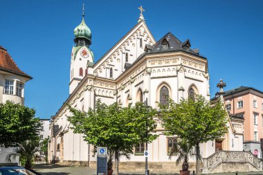 ROSENHEIM, GERMANY - 3 HAZİRAN 2022 - Rosenheim sokaklarındaki Aziz Nicholas Kilisesi 'ne bakın. Rosenheim, Almanya 'da Bavyera eyaletinde yer alan bir şehirdir..